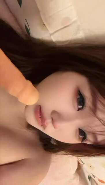 長い髪の美女がベッドで巨大ディルドをディープスロート、舐め吸って絶頂！