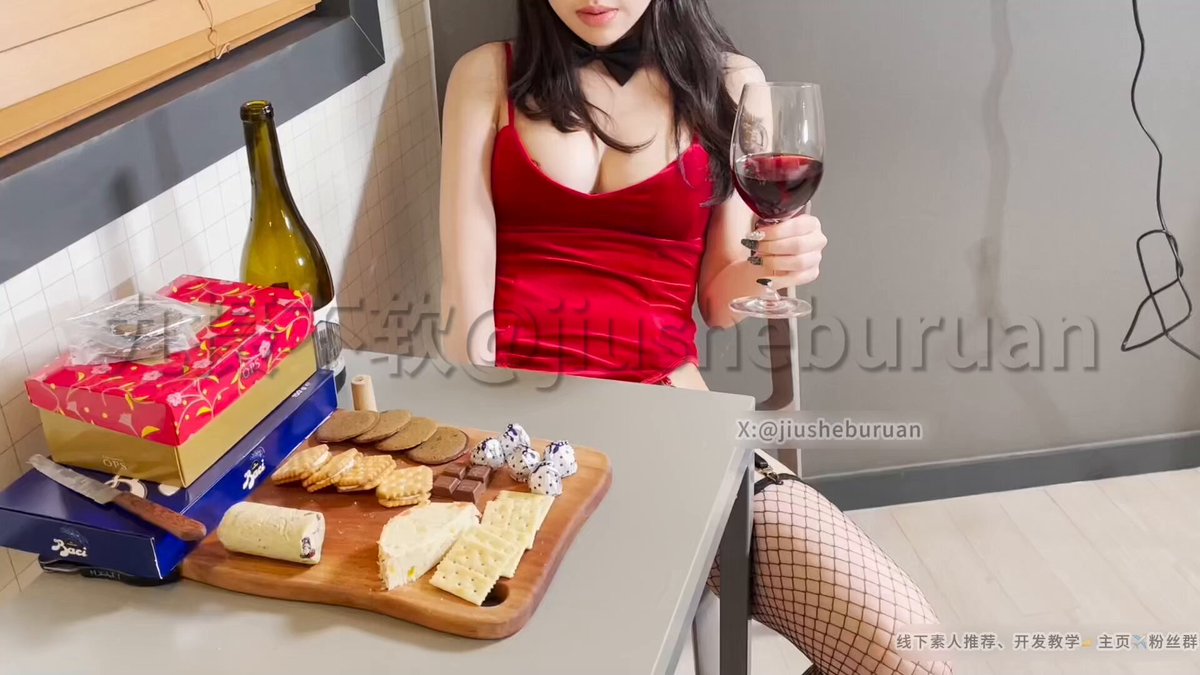 赤いシルクの誘惑！黒ストッキングのセクシーギャルがベッドで騎乗位でムキムキ男を激しく突く