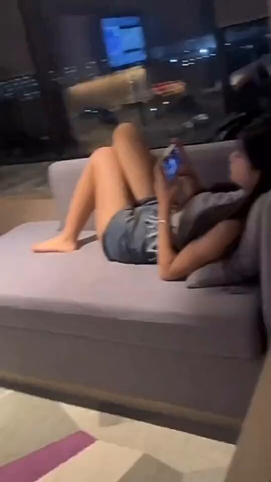 Tình yêu nảy sinh khi tiếng chuông ngân lên, nhưng khi tiếng chuông dừng lại, trái tim vẫn bất an. 