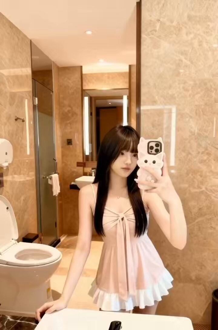 杭州 董事长 #光
167D   彤彤

年龄/𝑎𝑔𝑒: 06
    身高/ℎ𝑡:167cm
    罩杯/𝑐𝑢𝑝:D
    体重/𝑤𝑡: 46kg
    🉑69🉑舌吻🉑陪洗🉑丝袜🉑情趣

🐧：181020...