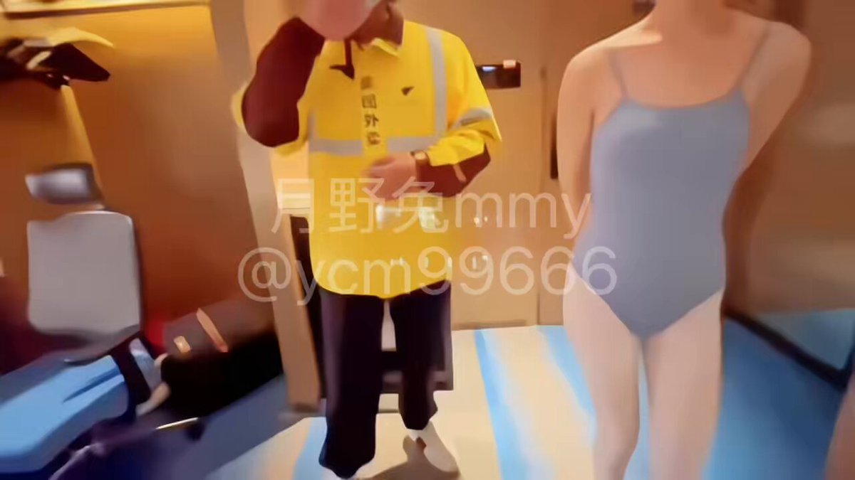 Delivery Guy Seduces Sexy Woman at Hotel! Tight Bodysuit, Perky Butt and Swaying Hips Tempt in Live-Streamed Sex