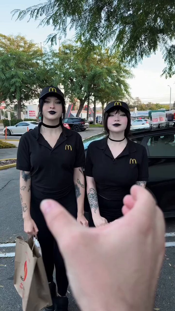 哥特麦当劳辣妹街头勾引！黑唇纹身双飞诱惑