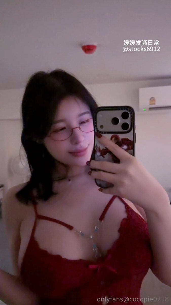 眼镜美女红丝情趣内衣全裸自拍，巨乳露点下体大开诱惑！