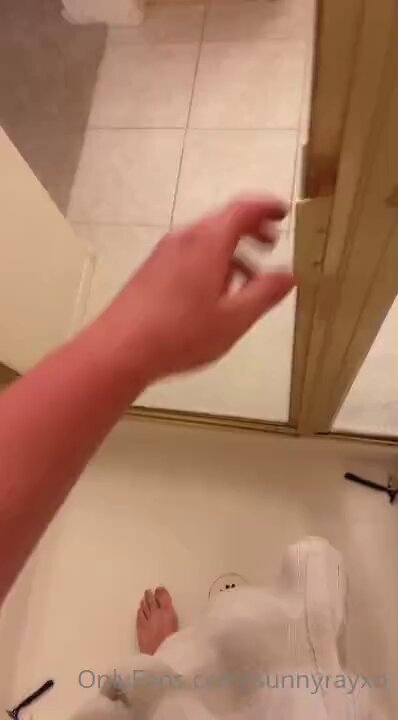 スパイダーマンコスの美女Sunnyrayが跪いて太いチンコを舐める！オイル足コキで大量発射 123av.fun