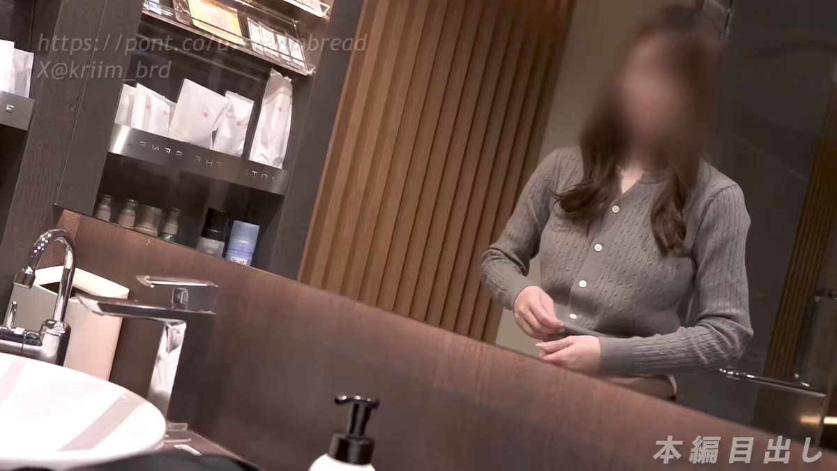 Hotel Bathroom Strip Show! Big-Breasted Beauty in Lace Lingerie Exposes Breasts and Plays with Her Pussy