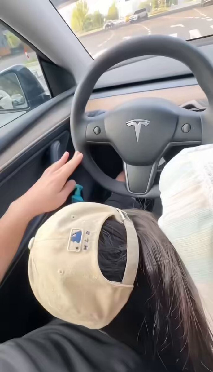 Ayah, kamu yang kendarai mobilnya, biar aku yang ngurusin urusan mengisap penis.