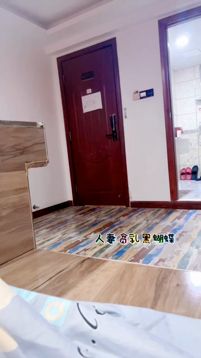 人妻开门迎奸！黑丝暴露诱惑大秀骚穴