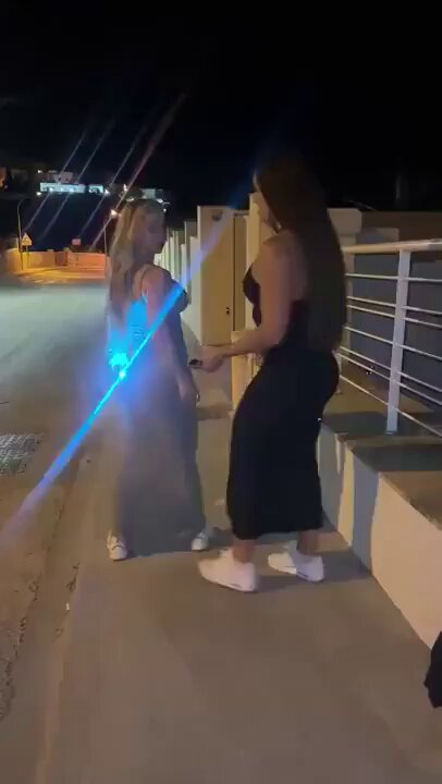 夜の街でギャル二人が互いにお尻を触り合うレーザーショー！指で激しくマンコを突いて絶頂