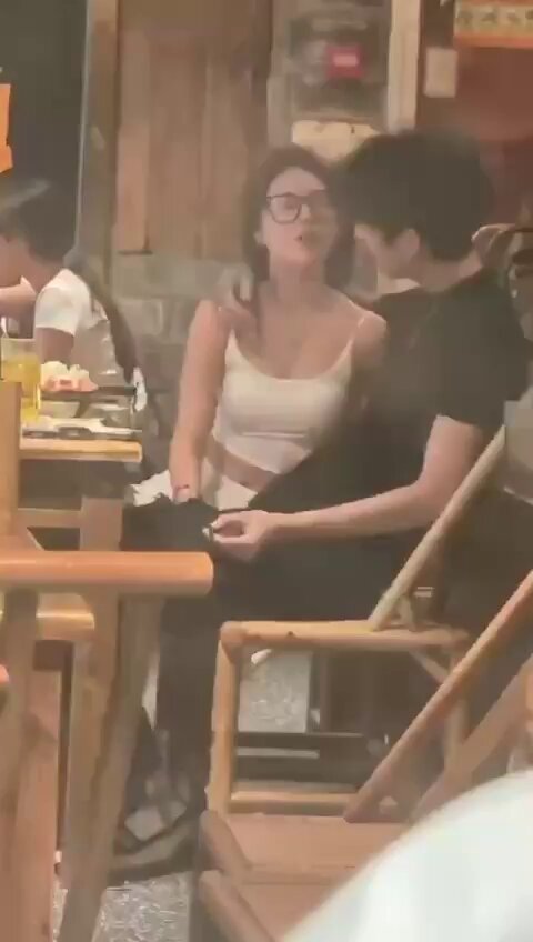 餐厅偷情！眼镜辣妹低头含住男友鸡巴狂吸 公开口交超刺激