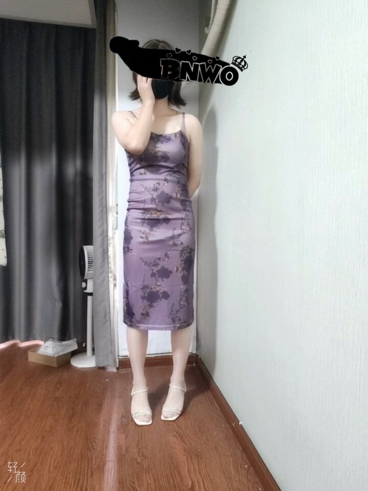 诶！好像有奇怪的声音诶！好像是从妈妈裙底传来的~要伸进来看看吗~
塞子是 