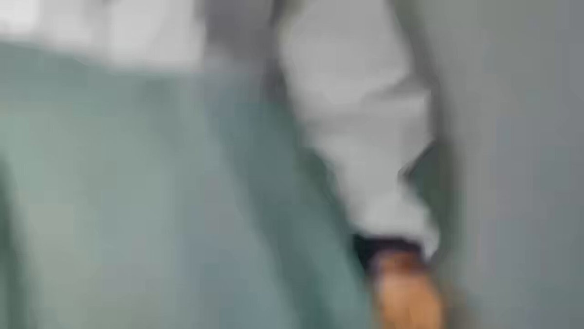 女子学生がトイレで小便、陰唇に鉄のチェーンを挟むプレイ