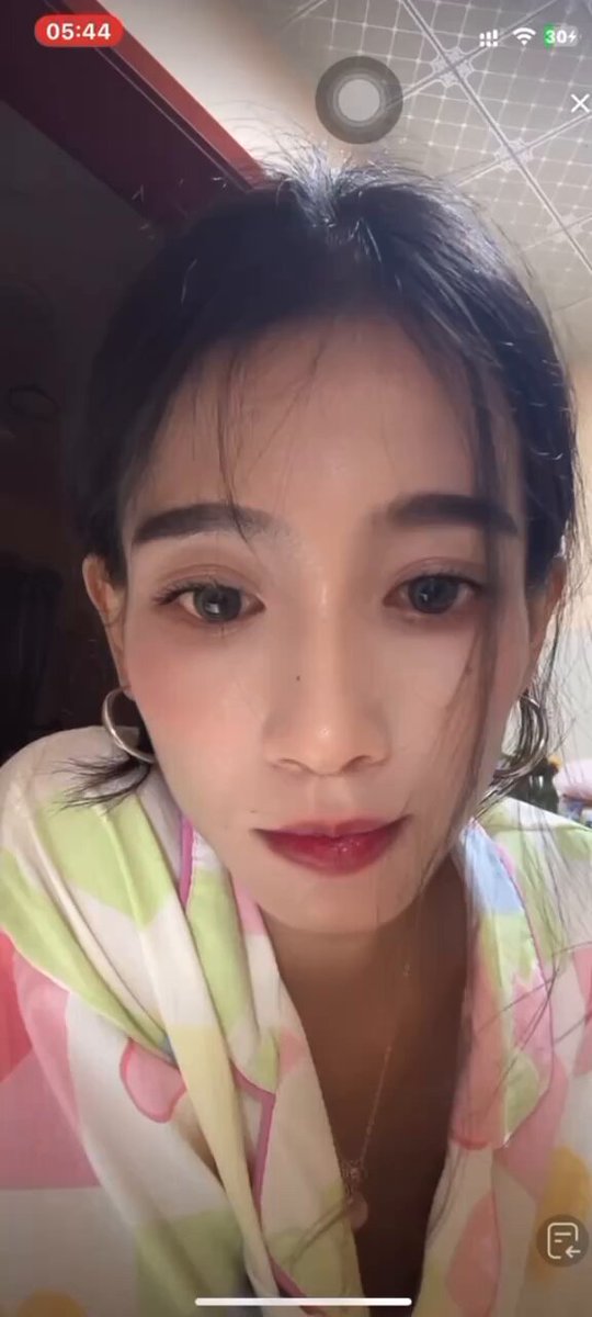 颜值主播直播走光 