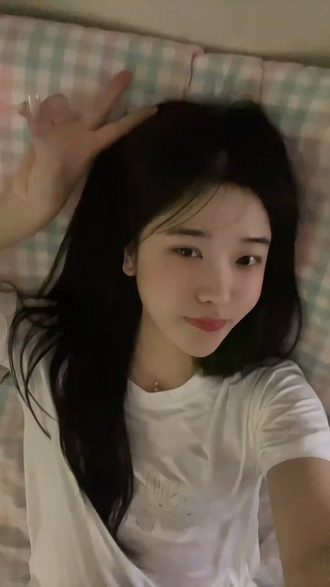 清纯黑发美女床上自拍诱惑 湿润红唇V字手势勾引你