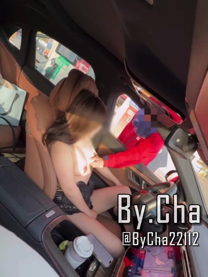 Big-Breasted Beauty Car Sex! Rubbing Breasts and Masturbating to a Squirt in a Street-Side Luxury Car