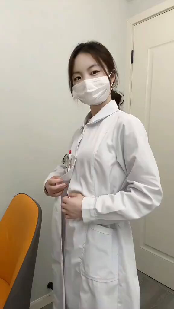 セクシーな看護師のマスク誘惑　診察室で脱いで美乳を披露