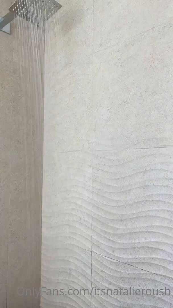 Shower Curvy Beauty Gets Wet and Seductive! Big Butt Shaking & Squirt Show