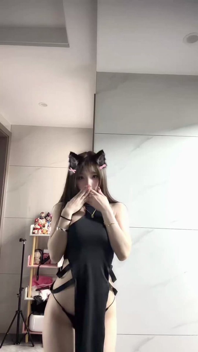 猫耳美女黑丝开档裙诱惑扭臀 露大奶翘臀超撩人