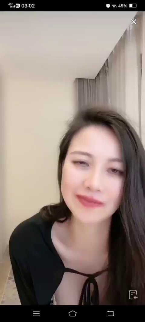 長髪美女が深Vで爆乳を見せるライブ配信　花のような笑顔と魅惑の眼差し