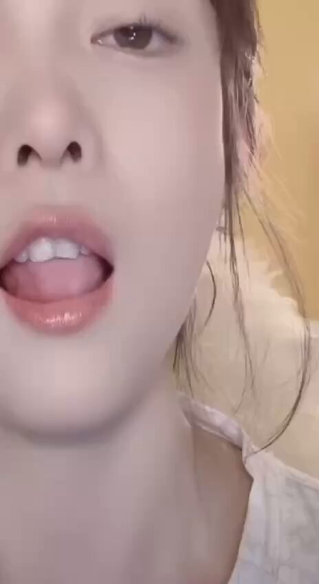 क्या ऐसी चीज़ सच में होती है? लड़के शायद एक मिनट से ज़्यादा नहीं टिक पाते, है ना? 😈 