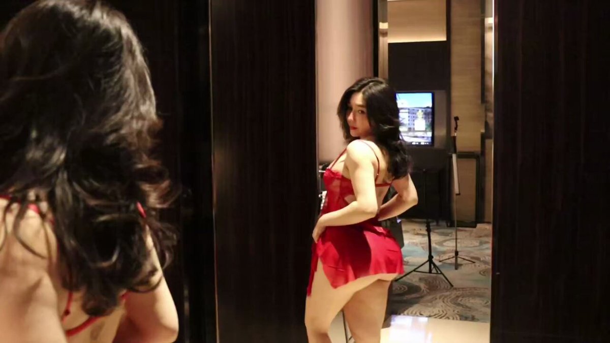 Red-Dress Beauty's Perky Butt Teases with a Waist-Shaking Show in the Hotel Mirror