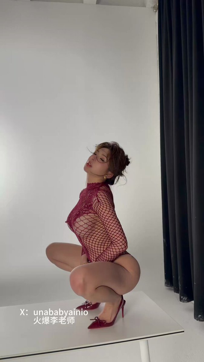 網目の赤い誘惑！ヒップを突き出すスクワットポーズで秘めた曲線を大披露