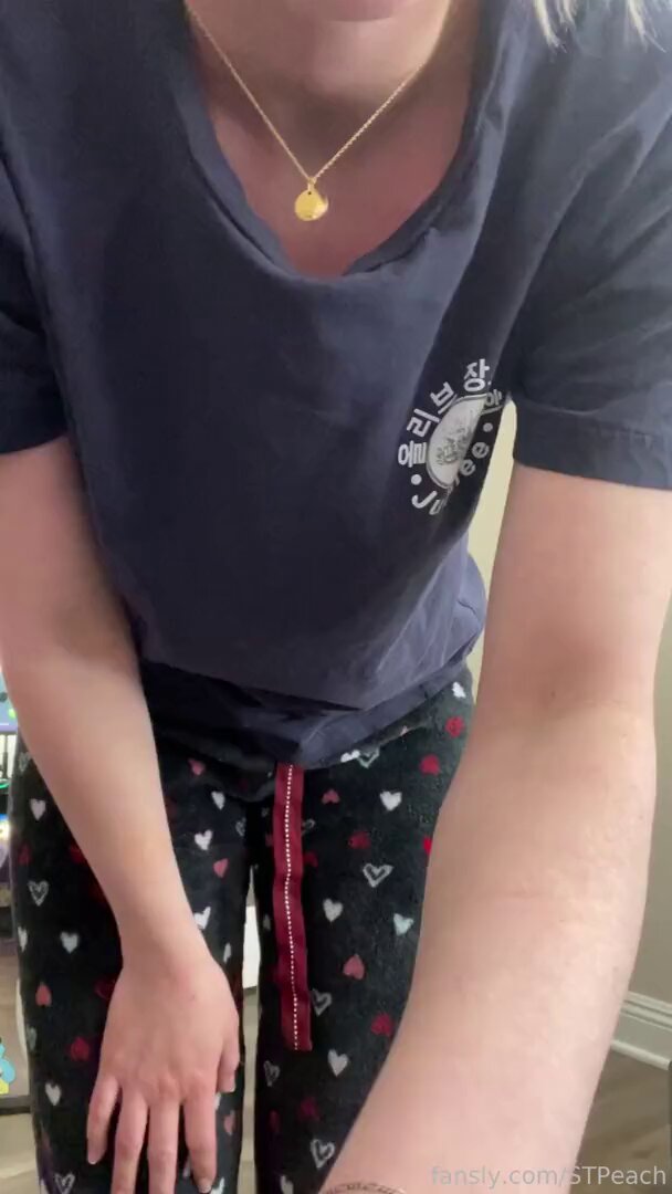 性感美女脱裤露丁字裤翘臀摇晃狂吸啤酒瓶！