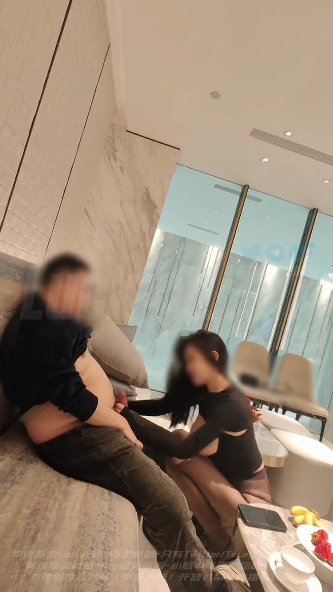 酒店沙发激情！黑丝美女骑乘猛男大鸡巴狂摇臀