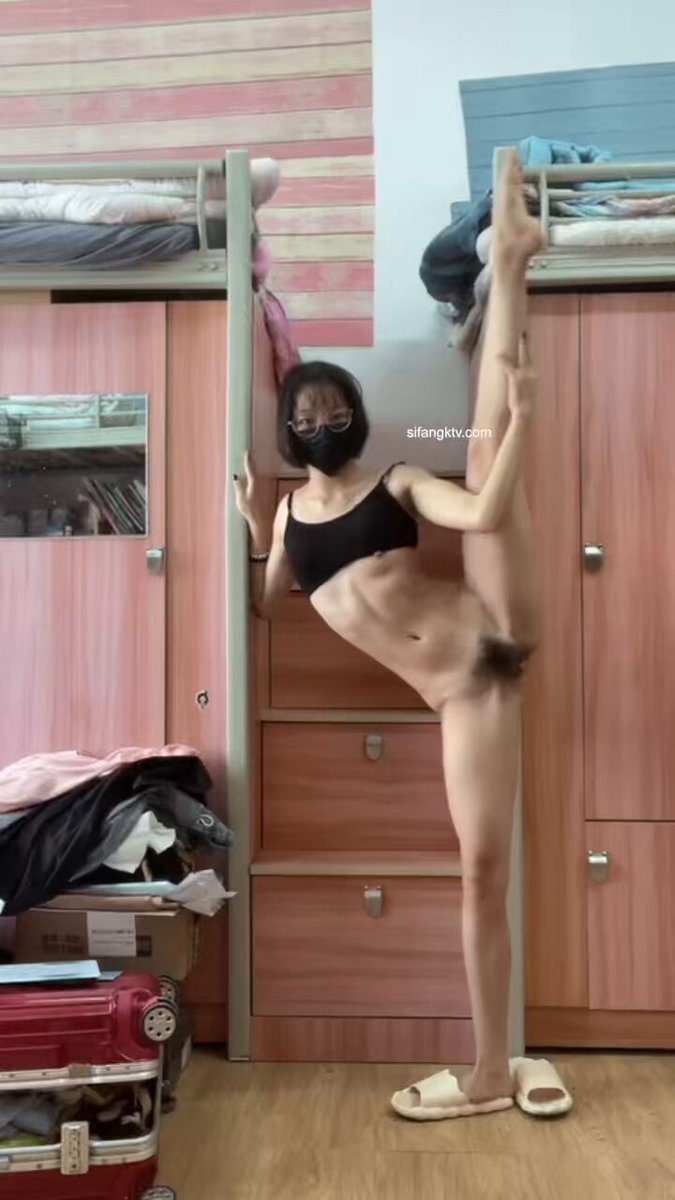 寮のメガネ娘が一字馬で毛深いマンコを露出、誘惑するセルフプレイショー