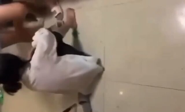 女厕所整只手插进去淫水四溢，肉呼呼的淫洞一边操小嫩逼，一边欣赏她胸前两个大奶子在一跳一涌的，忍不住边操逼边用手搓起来
（ 