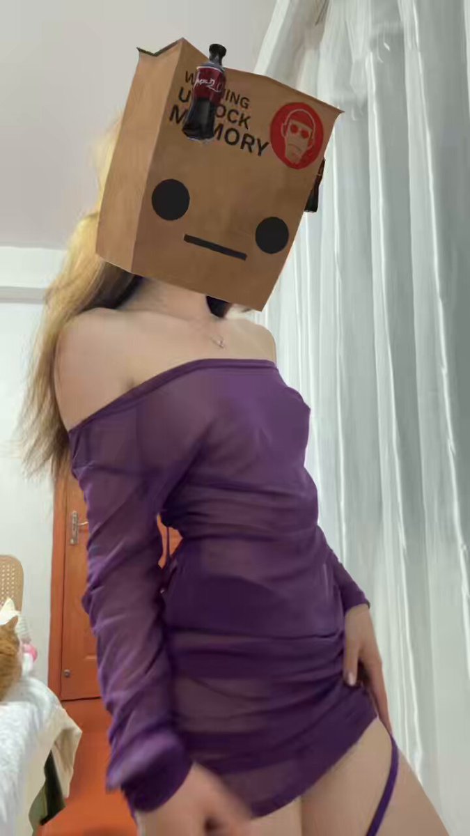 纸箱头美女透明紫裙热舞，翘臀大腿若隐若现诱惑爆棚！