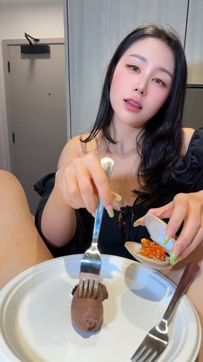 性感美女戴手套玩大屌做菜！涂酱汁舔鸡巴超诱惑