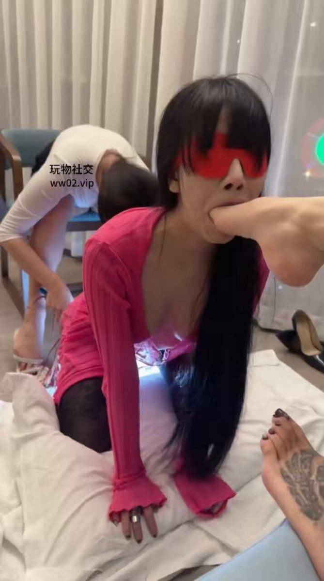 红墨镜美女跪舔纹身骚脚！双女足交狂欢高潮