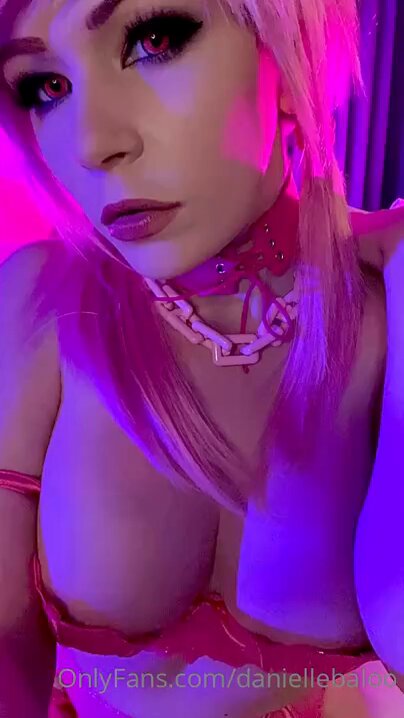 粉毛猫娘 Danielle 巨乳裸露诱惑舔手指翘臀秀