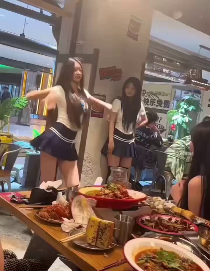 餐厅水手服辣妹双人热舞！超短裙翘臀扭腰诱惑