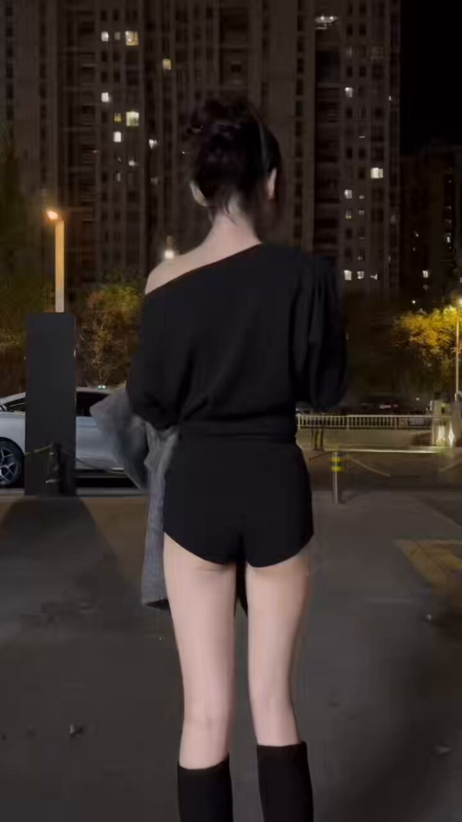 夜色小区超短热裤翘臀女神后入视角摇曳诱惑