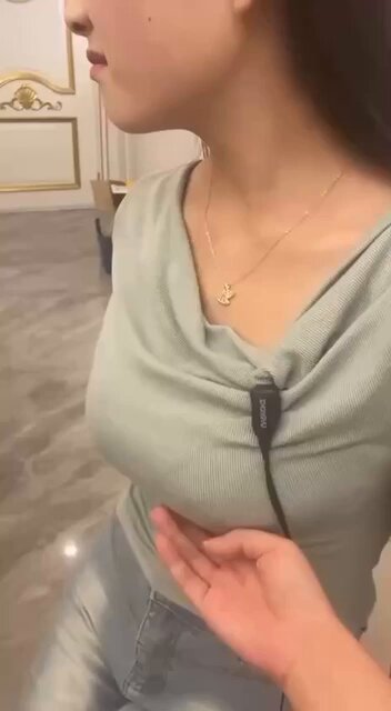 闺蜜的大奶子，手感不错啊 