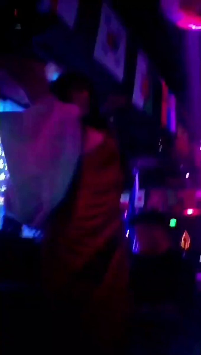 网传超火的漏乃姐酒吧辣舞求爱最后当众吃🐔🥰🥰火爆全场！！

 观看链接在评论区 