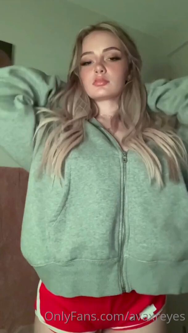 金髪美女がパーカーのファスナーを下ろす　爆乳の深い谷間で誘惑、全裸ショー