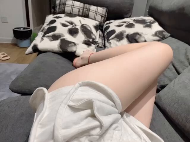 沙发上白裙美女翘臀自摸高潮！超嫩美腿大开玩穴