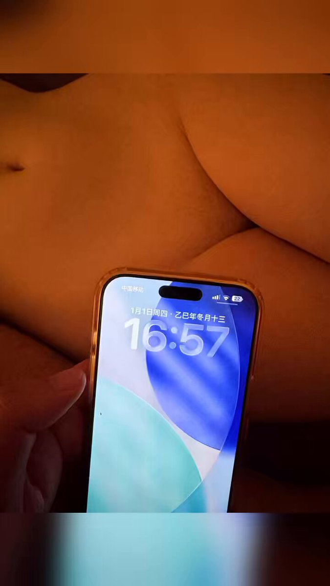 之前答应你们的跨年炮后续来啦～
千里送逼约单男小哥哥被无套内射操的逼疼
 
   