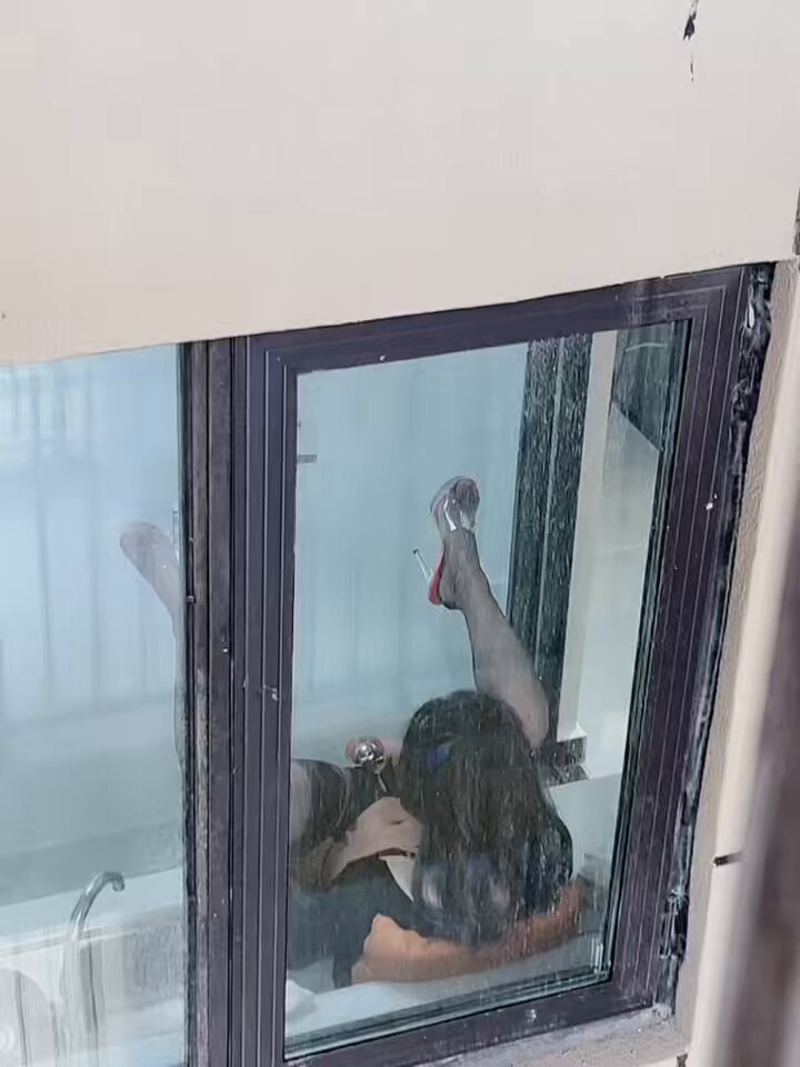 Astaga, lelaki ini menumpukan perhatian pada penggambaran karyanya, tidak menyedari bahawa jiran sedang merakamnya secara rahsia. #Lelaki...