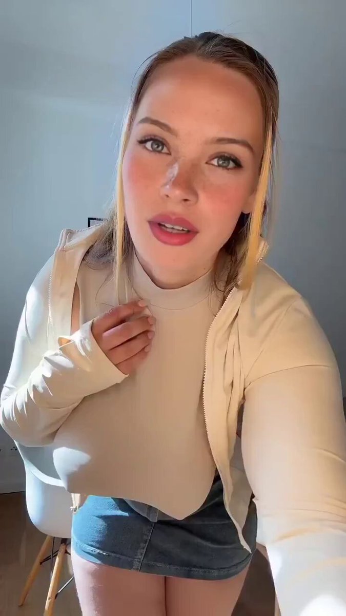 金发大奶美女家居热舞！超短裙露沟诱惑摇摆