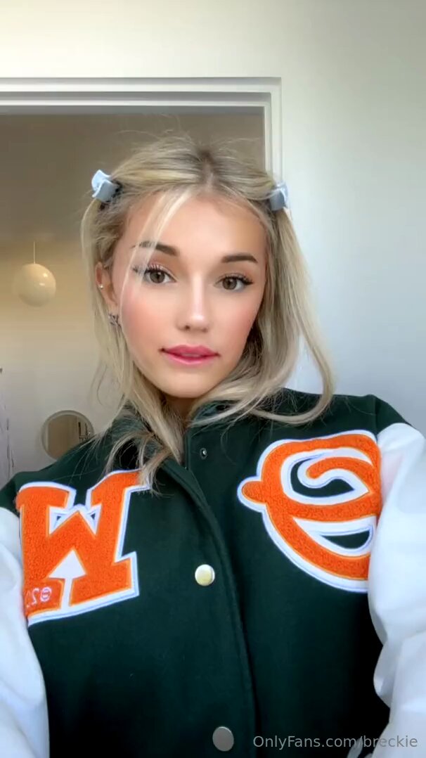金髪スクールビューティーBreckieが制服のジッパーを下ろして巨乳を披露！