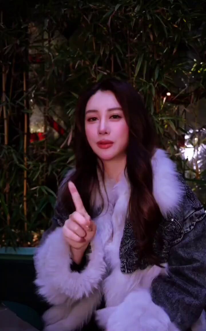 狐媚美女户外撩骚！手指玩弄唇舌勾引高潮