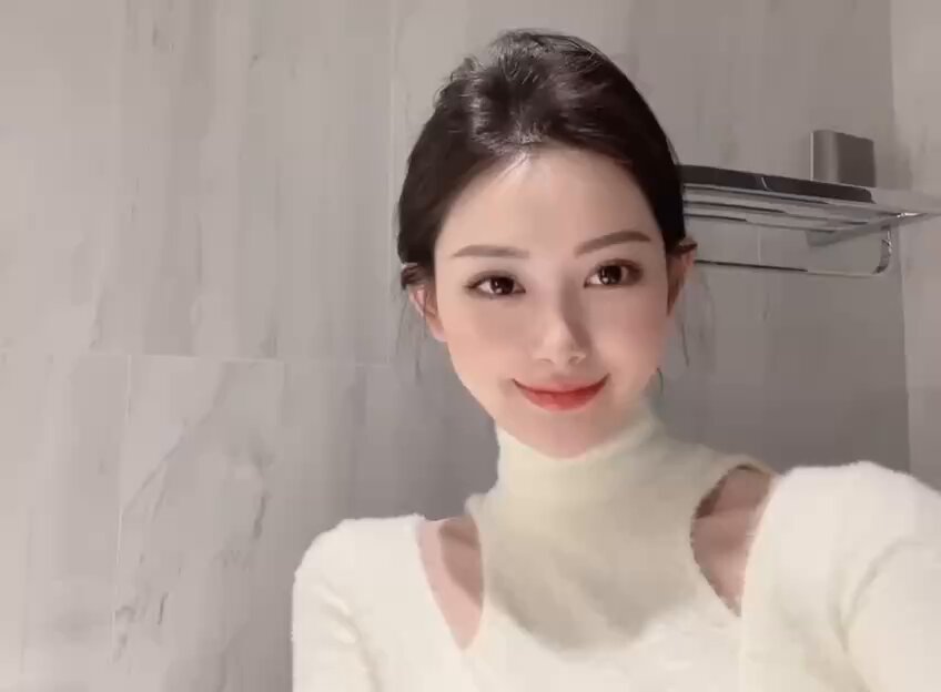 浴室诱惑！性感美女白毛衣露肩自拍，狐媚眼神勾魂