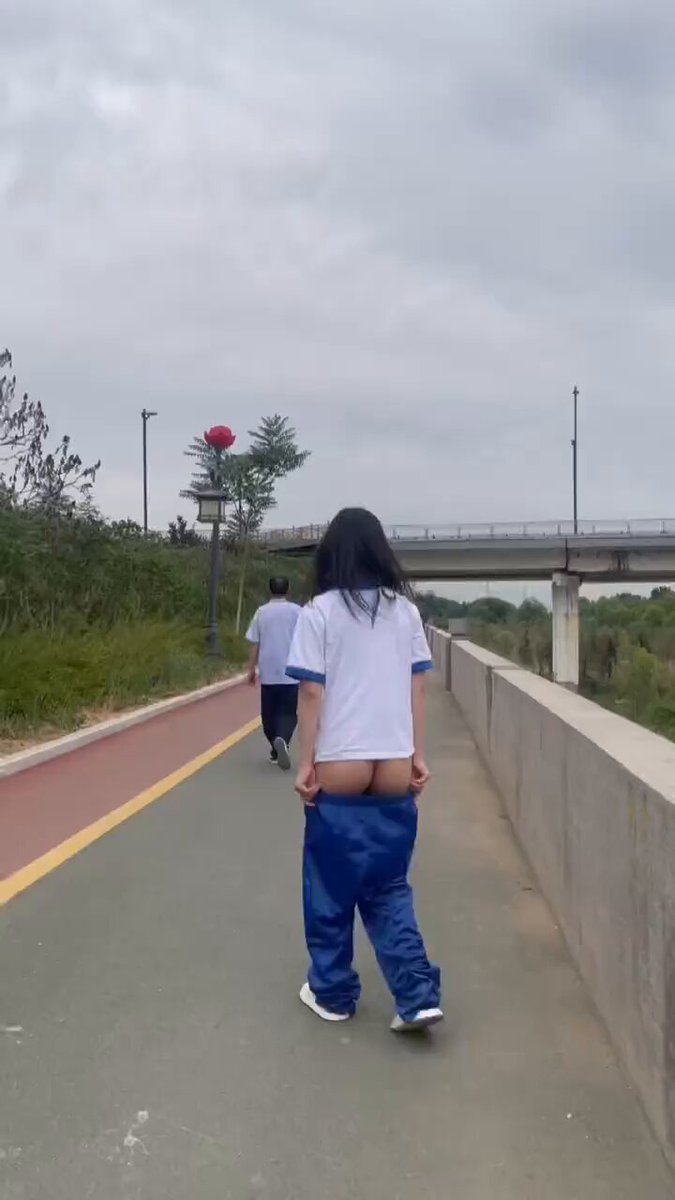 Das ist ja aufregend! Einem alten Mann folgen und ihm die Hose herunterziehen! 

 
  