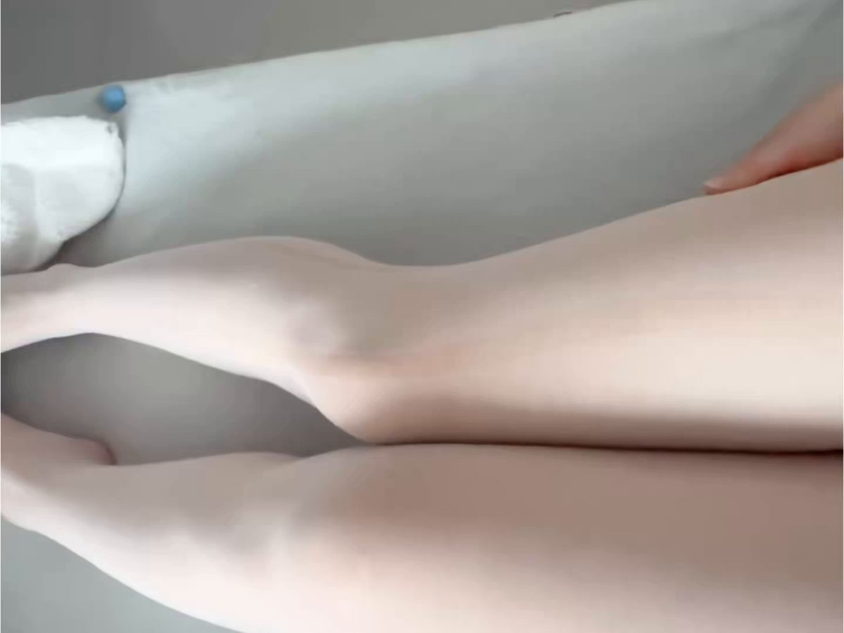 Bathtub Stocking-Leg Tease! Big-Breasted Black-Haired Girl Shows Deep Cleavage and Perky Butt