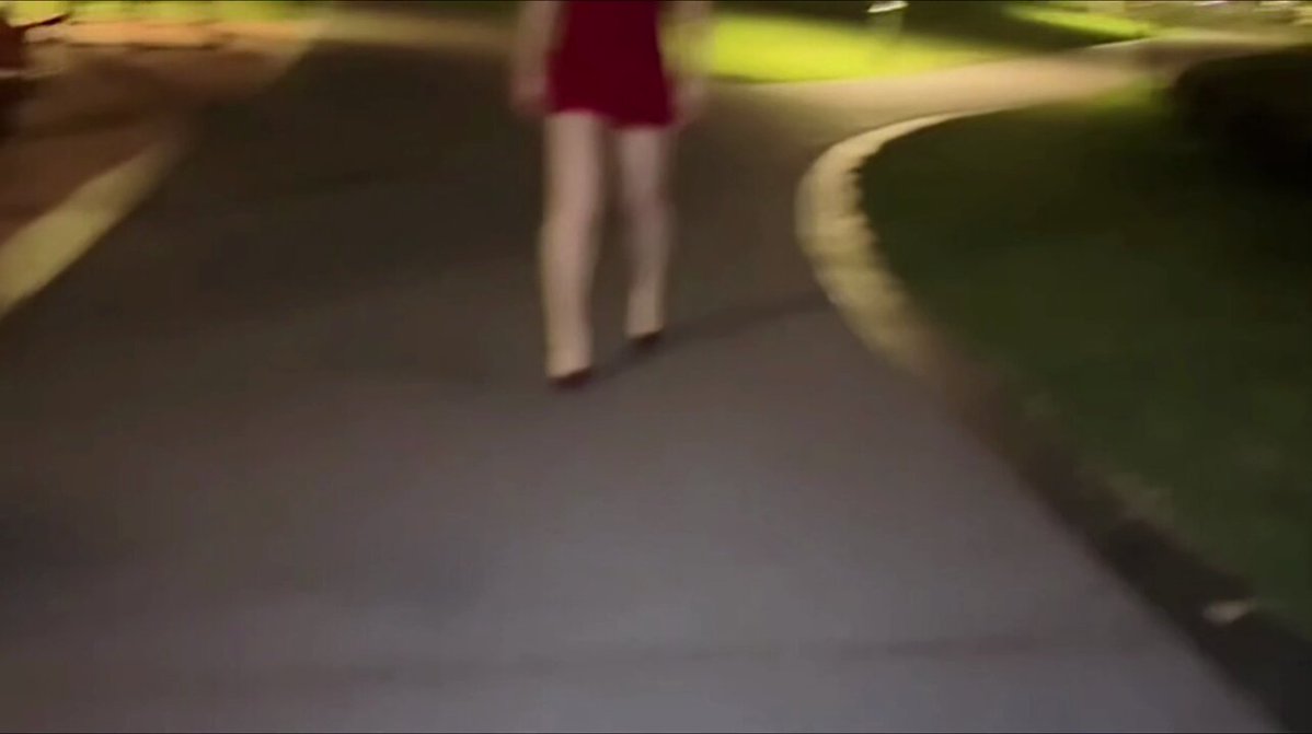 সে তার ভাইকে সিঁড়িতে করে নিয়ে যাচ্ছিল, ঠিক তখনই একজন খাবার সরবরাহকারী চালক তাদের আবিষ্কার করে। এরপর তারা তার ভাইয়ের সাথে একসাথে যৌন সম...