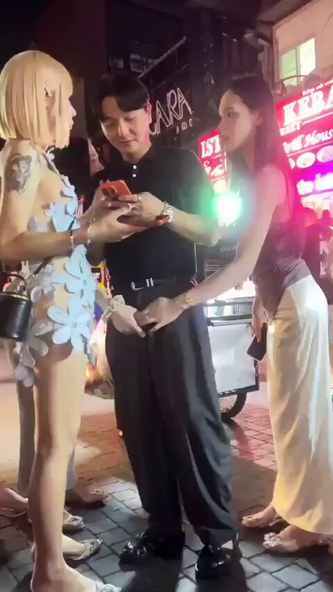 路上ナイトクラブのギャルが大胆にチンコを触る！金髪タトゥー美女とイケメンの3Pでいちゃつき