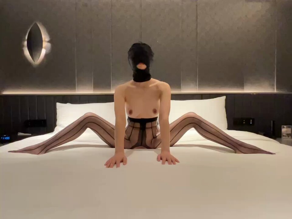 RT  那就给大家展示一下专业的舞蹈动作吧…

平时你们都是在电视或者舞台上看的吧，这次可以在床上看到了～

还是说，你想现场看…想的话可以报名，...